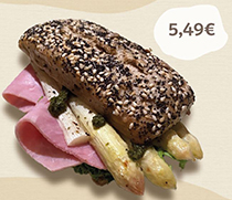 Eiweißbrötchen mit gekochtem Spargel